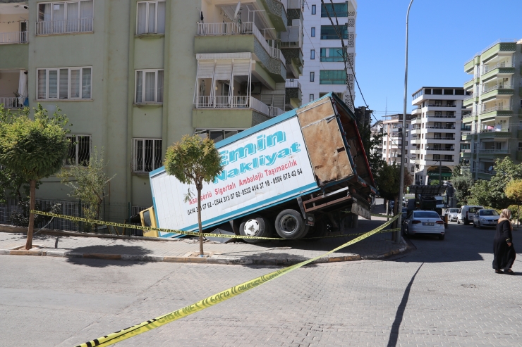 Freni boşalan nakliye kamyonu apartmanın duvarına çarptı