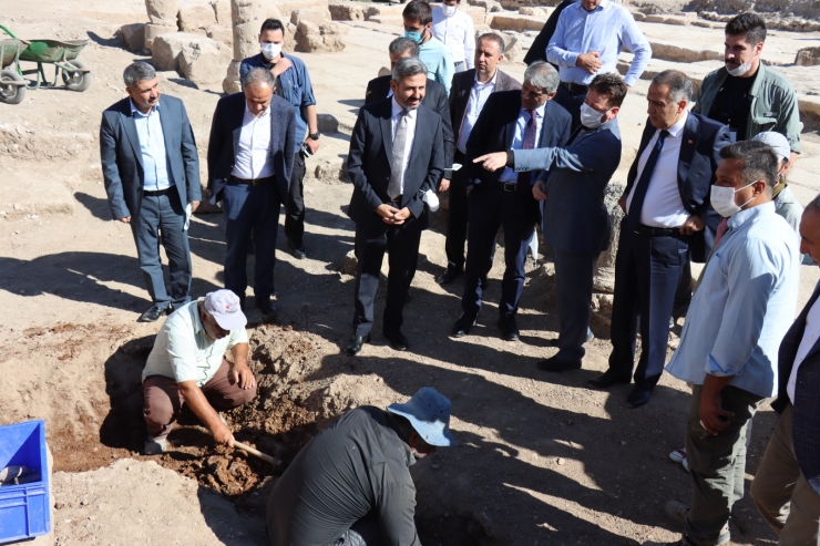 Kültür ve Turizm Bakan Yardımcısı Alpaslan, Perre Antik Kenti'ni gezdi: