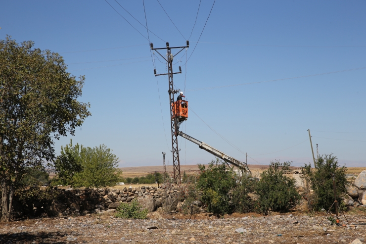 Şanlıurfa'nın kırsal mahallelerinde jandarma eşliğinde kaçak elektrik denetimi
