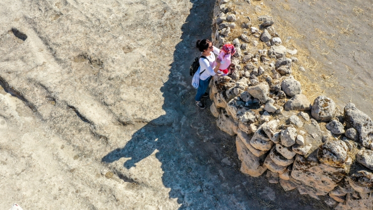 Arkeolog çiftin bebeği, Hasankeyf kazı ekibinin neşe kaynağı oldu