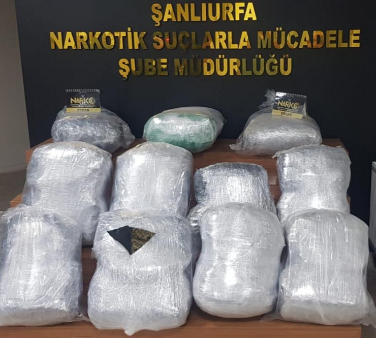 Şanlıurfa'da 3 otomobilde 149 kilogram uyuşturucu ele geçirildi