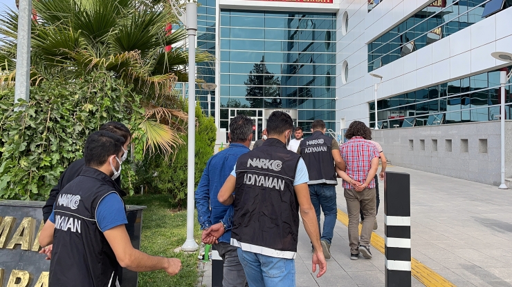 GÜNCELLEME- Adıyaman'da uyuşturucu operasyonunda gözaltına alınan 3 zanlıdan 2'si tutuklandı