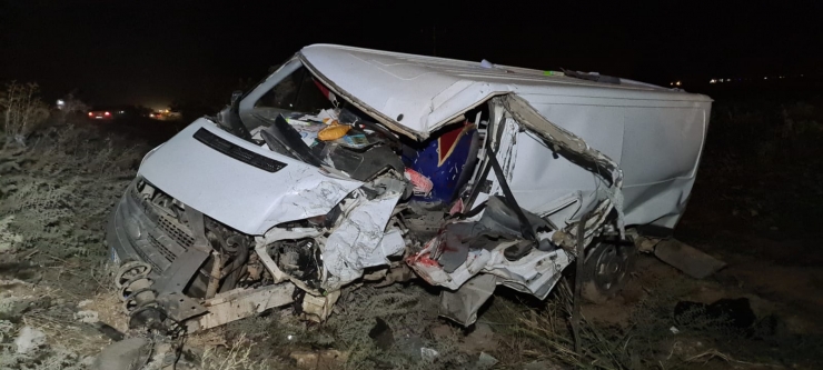 Şanlıurfa'da minibüsle panelvanın çarpıştığı kazada 10 kişi yaralandı