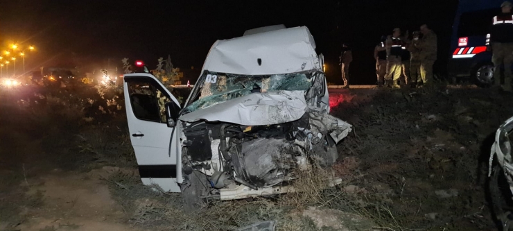 Şanlıurfa'da minibüsle panelvanın çarpıştığı kazada 10 kişi yaralandı