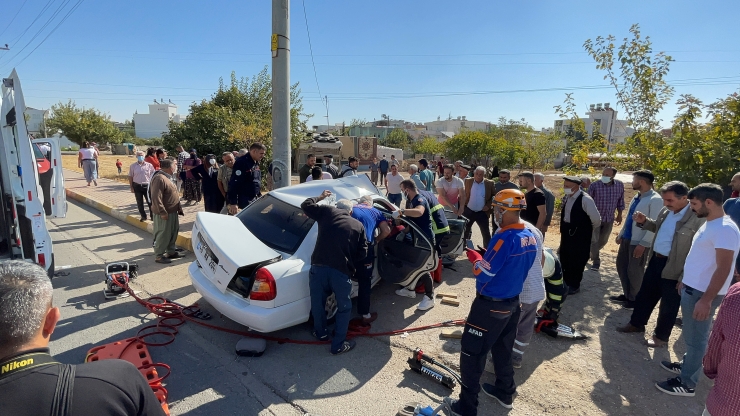 Adıyaman'da direğe çarpan otomobilin çocuk sürücüsü ağır yaralandı