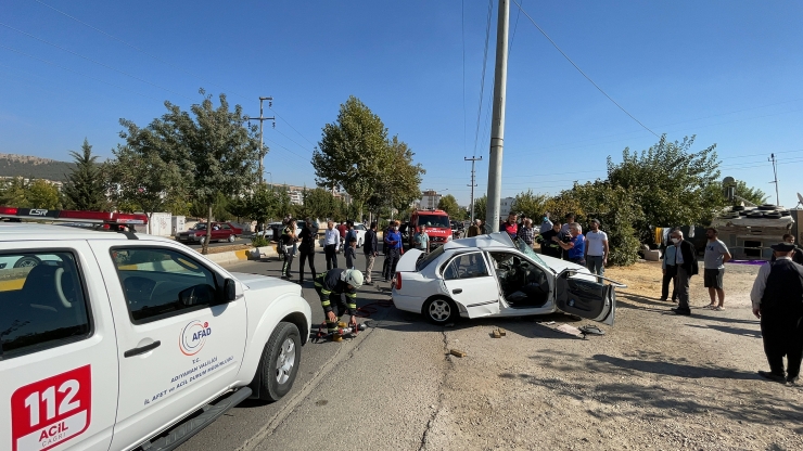 Adıyaman'da direğe çarpan otomobilin çocuk sürücüsü ağır yaralandı