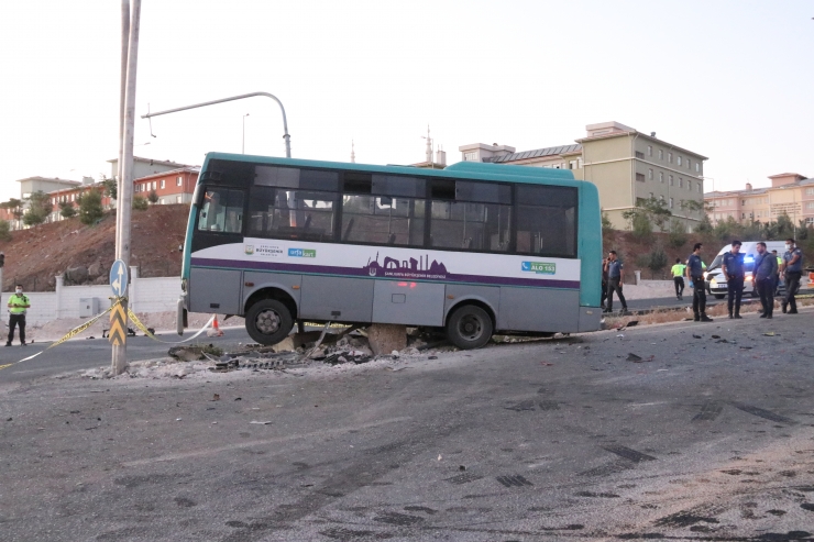 Şanlıurfa'da otobüs ile otomobilin çarpışması sonucu 11 kişi yaralandı