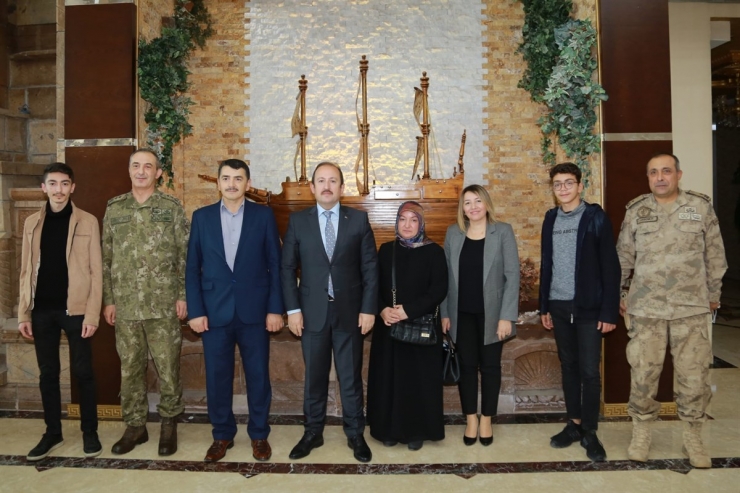 Şırnak Valisi Pehlivan, şehit piyade er Sedat Mekan'ın ailesini makamında ağırladı