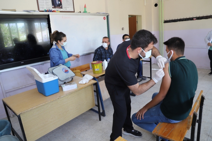 Şanlıurfa'da sağlık ekipleri gençleri aşıya ikna etmek için okulları geziyor