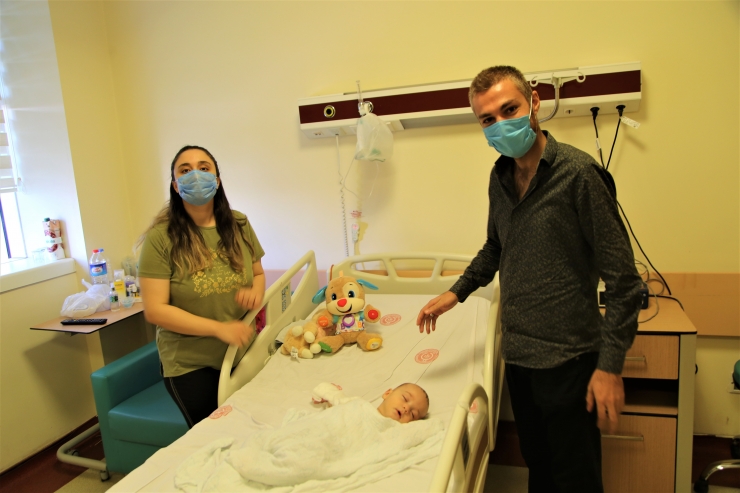 Kovid-19'u aşı sayesinde hafif atlatan hemşire çiftten aşı çağrısı