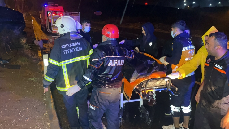 Adıyaman'da direğe çarpan otomobildeki 2 kişi öldü