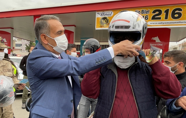 Adıyaman'da motosiklet sürücülerine kask dağıtıldı