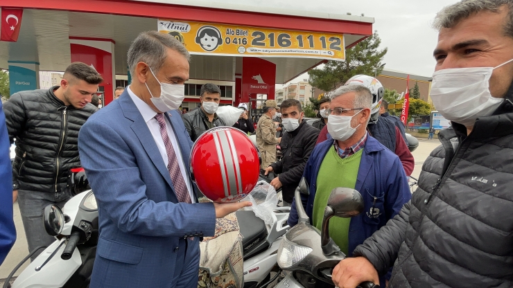 Adıyaman'da motosiklet sürücülerine kask dağıtıldı