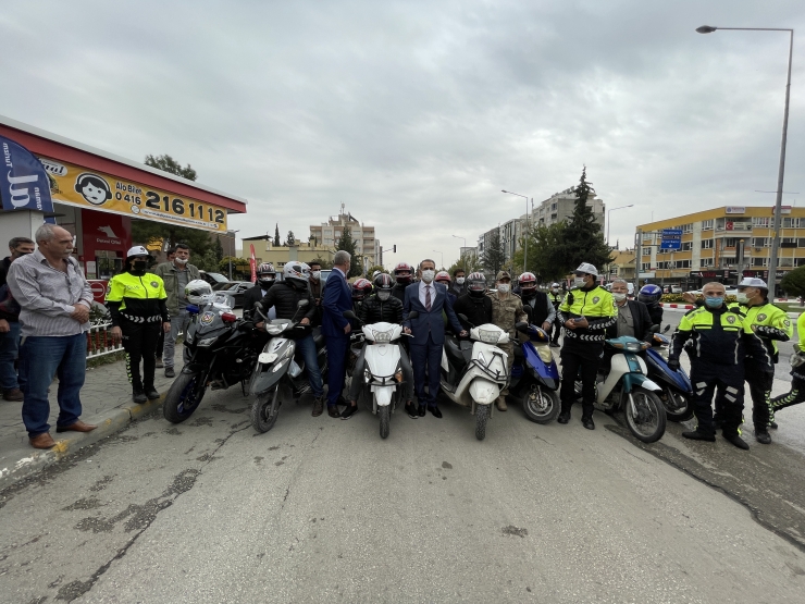 Adıyaman'da motosiklet sürücülerine kask dağıtıldı