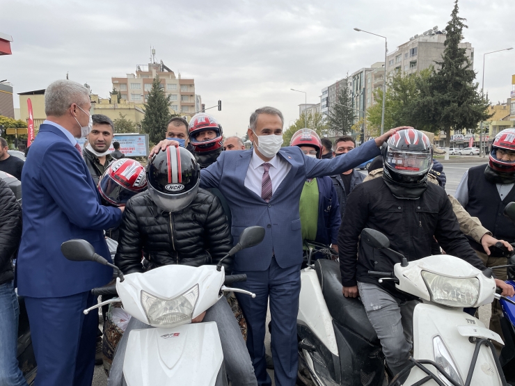 Adıyaman'da motosiklet sürücülerine kask dağıtıldı