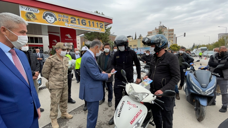 Adıyaman'da motosiklet sürücülerine kask dağıtıldı