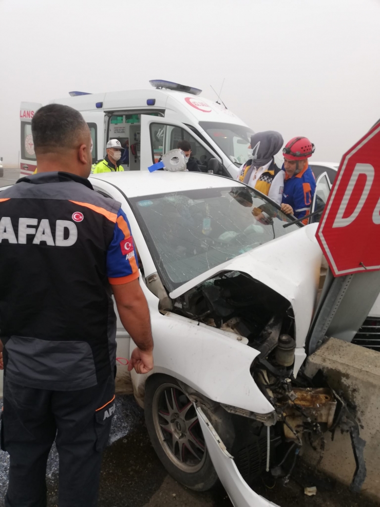 Adıyaman'da otomobil bariyere çarptı, 6 kişi yaralandı