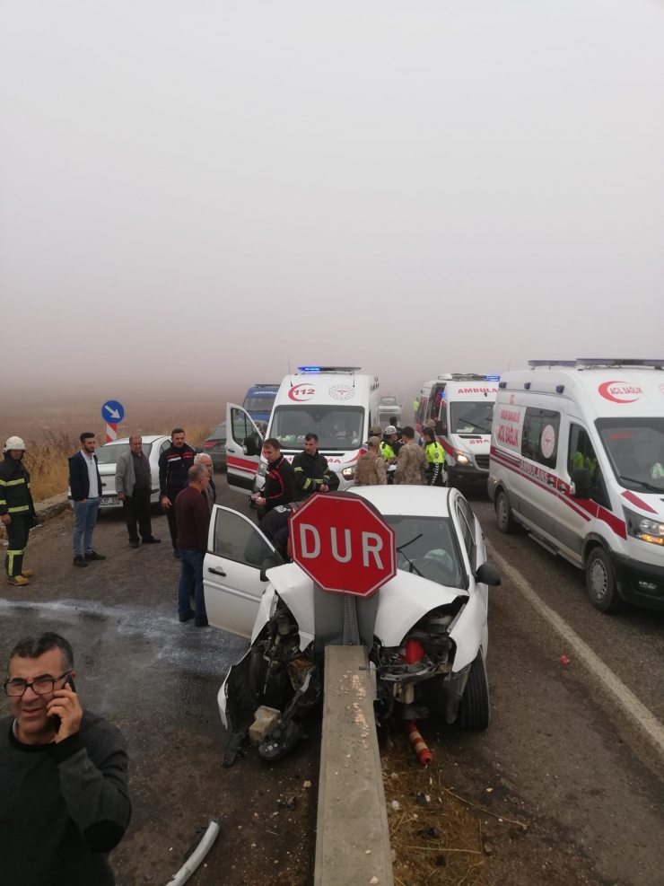 Adıyaman'da otomobil bariyere çarptı, 6 kişi yaralandı