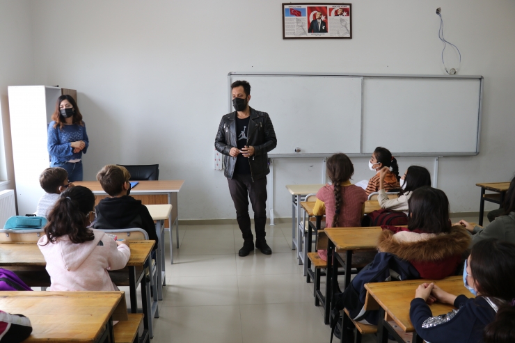 Batman'da köyleri gezen rehber öğretmenler dezavantajlı öğrencilere hizmet veriyor