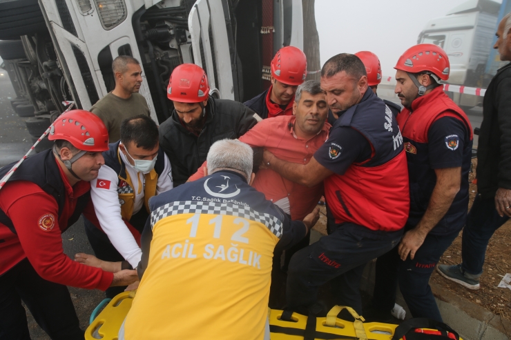 Şanlıurfa'da iki tırın çarpıştığı kazada araçta sıkışan sürücü kurtarıldı