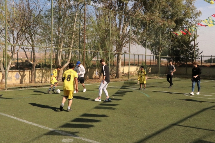 Şanlıurfasporlu futbolcular, ilkokul öğrencileriyle maç yaptı