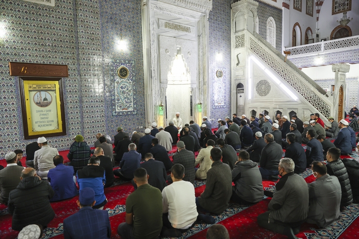 Diyanet İşleri Başkanı Erbaş, Şanlıurfa'da sabah namazında cemaatle bir araya geldi: