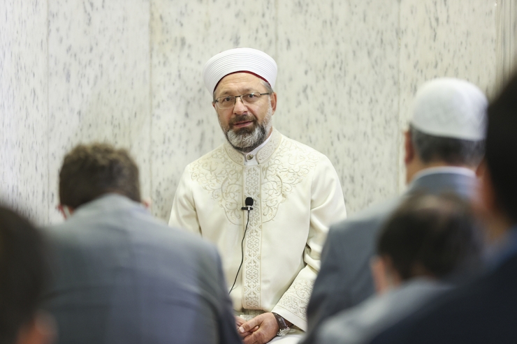 Diyanet İşleri Başkanı Erbaş, Şanlıurfa'da sabah namazında cemaatle bir araya geldi: