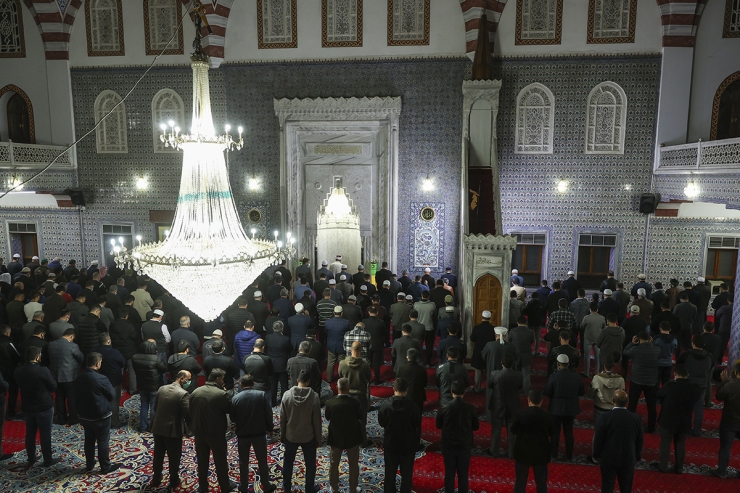 Diyanet İşleri Başkanı Erbaş, Şanlıurfa'da sabah namazında cemaatle bir araya geldi: