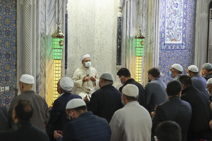 Diyanet İşleri Başkanı Erbaş, Şanlıurfa'da sabah namazında cemaatle bir araya geldi: