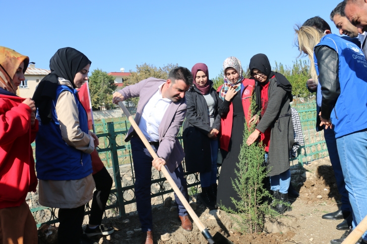 Kahta'da "Milli Ağaçlandırma Günü"nde topraklar fidanla buluştu