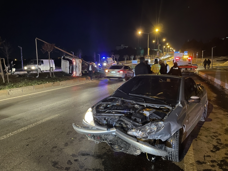 Adıyaman'da iki otomobilin çarpışması sonucu 2 kişi yaralandı