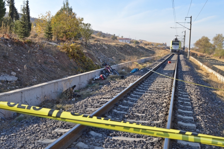 Adıyaman'da yük treninin çarptığı motosikletteki 1 kişi öldü, 1 kişi yaralandı