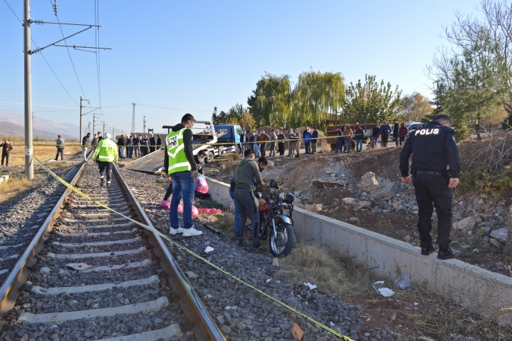 Adıyaman'da yük treninin çarptığı motosikletteki 1 kişi öldü, 1 kişi yaralandı