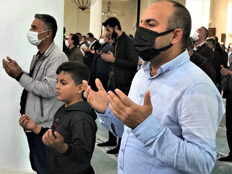 Şanlıurfa'da kuraklığa karşı camilerde yağmur duası edildi