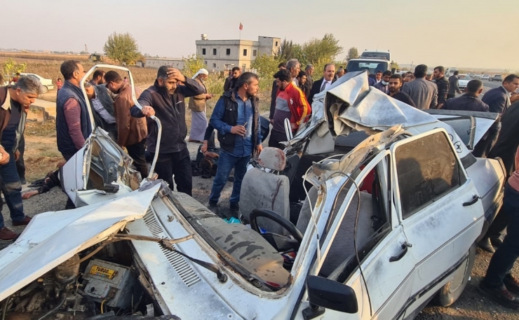 Şanlıurfa'da tırın otomobile çarpması sonucu 5 kişi yaralandı