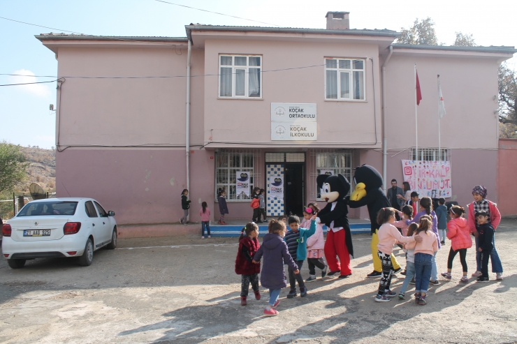 Bir Kalp Bin Umut Derneği Batman'da köy okuluna kütüphane kazandırdı