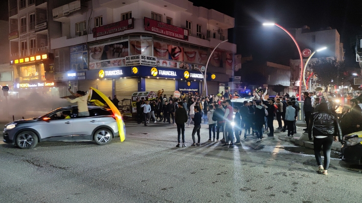 Silopi'de taraftarlar Fenerbahçe'nin galibiyetini kutladı