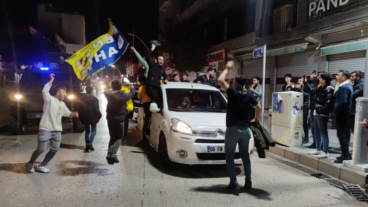 Silopi'de taraftarlar Fenerbahçe'nin galibiyetini kutladı