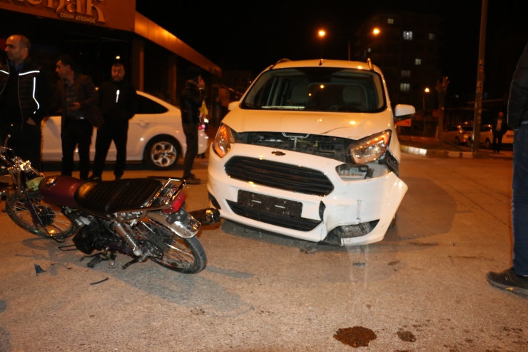 Adıyaman'da hafif ticari araçla çarpışan motosikletin sürücüsü yaralandı