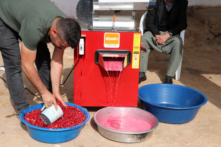 Şanlıurfa'da köylüler hibe makineyle "hızlandı"