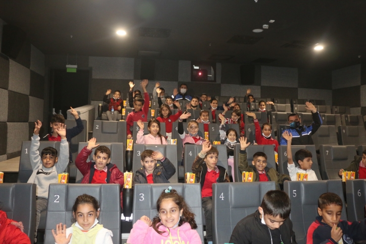 Cizre'de öğrenciler için sinema etkinliği