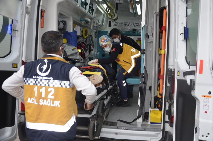 Halfeti'de çarpışan otomobillerdeki sürücü yaralandı