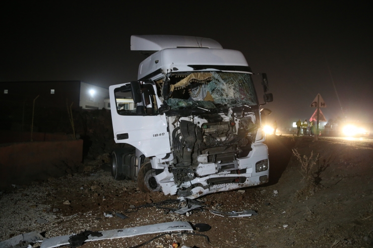 Şanlıurfa'da çekici yol kenarında bekleyen minibüse çarptı 14 kişi yaralandı