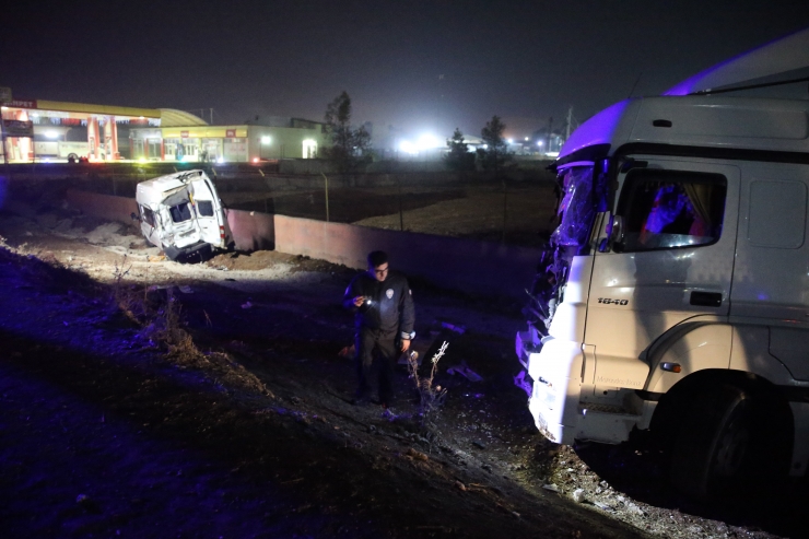 Şanlıurfa'da çekici yol kenarında bekleyen minibüse çarptı 14 kişi yaralandı