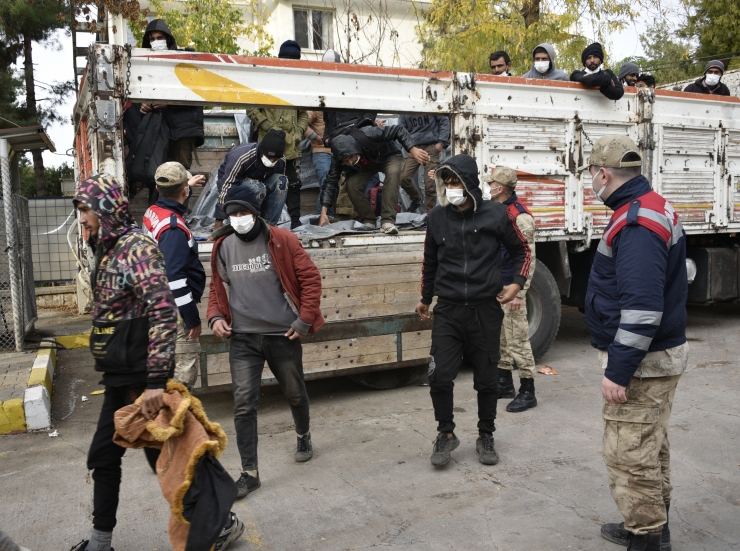 Şanlıurfa'da yurda yasa dışı yollarla giren 87 yabancı uyruklu kamyon kasasında yakalandı