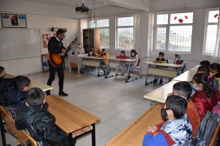 Şırnaklı okul müdürü gitarıyla köy köy gezip öğrencilere müzik dinletisi sunuyor