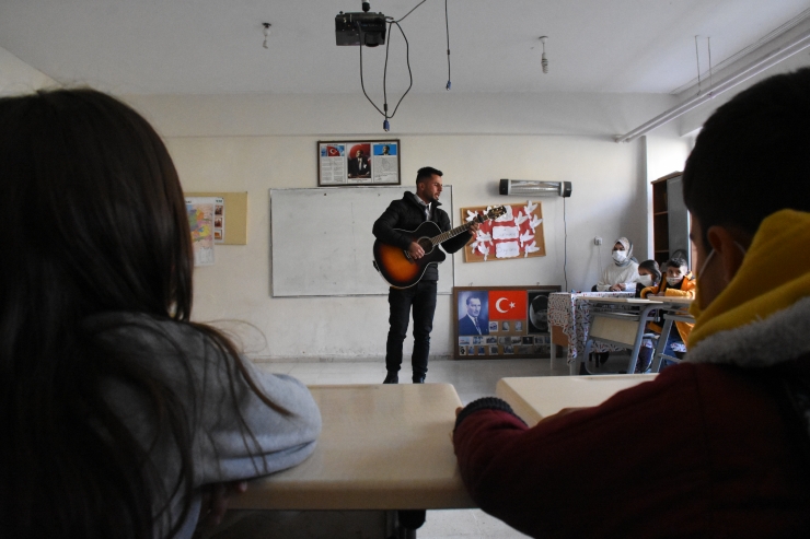 Şırnaklı okul müdürü gitarıyla köy köy gezip öğrencilere müzik dinletisi sunuyor