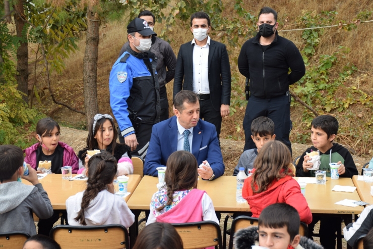 Cizre'de öğrenciler düzenlenen piknikte polislerle bir araya geldi