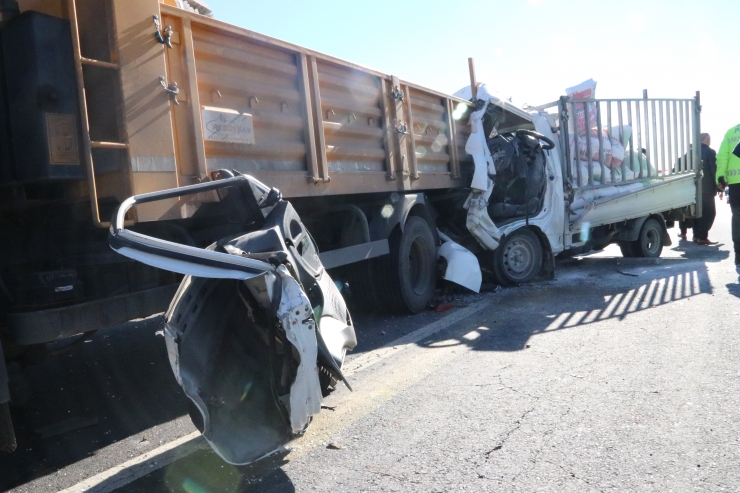 Şanlıurfa'da yaralıya müdahale için duran kamyona kamyonet çarptı, 2 kişi yaralandı