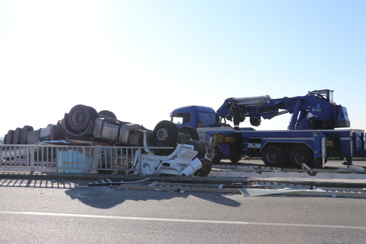 Batman'da köprüde korkuluklara çarparak devrilen tır duble yol arasında sıkıştı